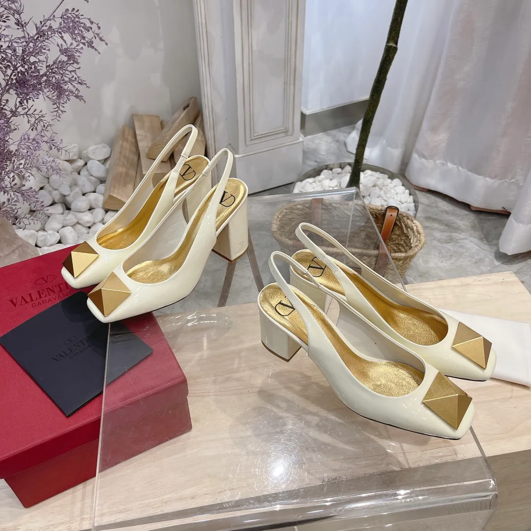 👟👟Ex-factory price 440👟👟 Genuine leather sole +40 Valentino Valentino 2023 spring and summer new product [Pyramid] large spike shoes are new☑️ ———————————— Valentino Garavani’s classic “Roman Stud” series debuts in a new interpretation! The latest golden big rivet element is full of high-end sense! Extremely fashionable ~ Upper: Original custom-made cow patent leather Lining: Original high-gloss imported sheepskin lining Outsole: Italian genuine leather Outsole: Wear-resistant rubber sole Size: 34-42 (34 and 42 are custom-made and non-refundable) Heel height: [8.5cm] - [6cm] (2 heel height options)